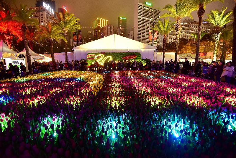 香港花卉展覽於星期日（三月十九日）結束，今年的亮點之一是首次在花藝擺設和園林造景中加入柔和光影元素，讓市民欣賞場內萬花在日與夜的不同美態。
