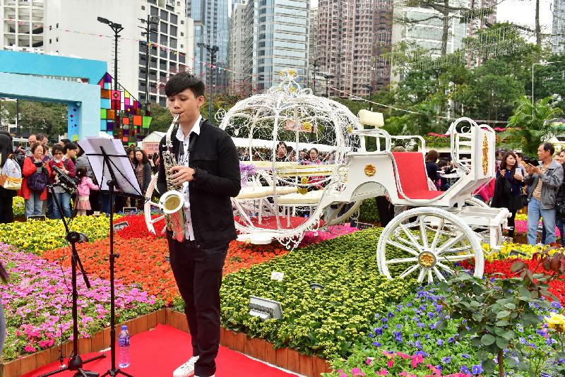 香港花卉展覽於星期日（三月十九日）結束，大會在展覽期間安排了多項活動，包括音樂表演、綠化活動工作坊和親子遊戲等。

