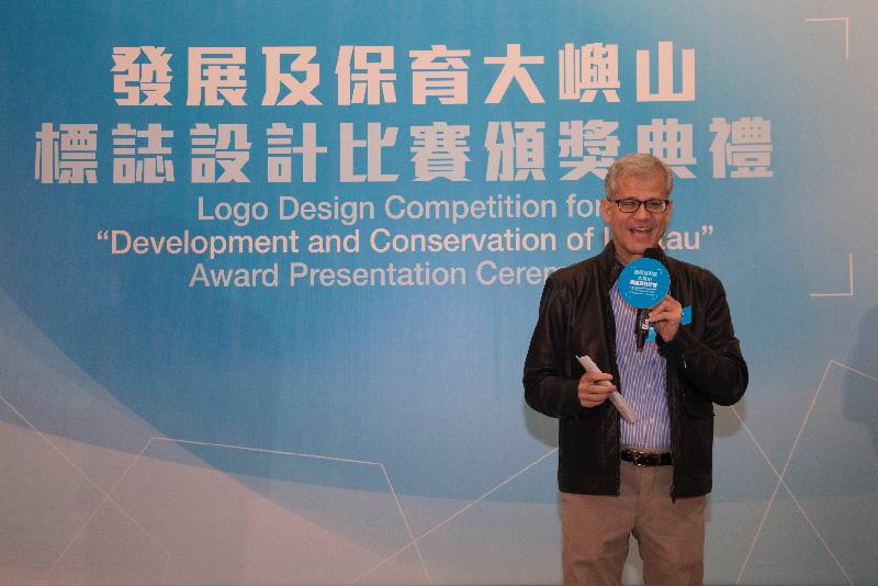 The award presentation ceremony for the Logo Design Competition for Development and Conservation of Lantau organised by the Civil Engineering and Development Department was held at the City Gallery in Central today (March 18). Photo shows the Project Manager of the Hong Kong Island and Islands Development Office of the Department, Mr Robin Lee, delivering a speech.