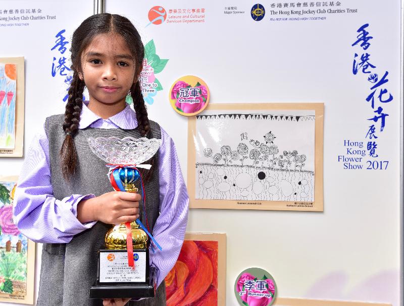 在維多利亞公園舉行的香港花卉展覽明日（三月十九日）晚上九時閉幕。上星期進行的賽馬會學童繪畫比賽今日（三月十八日）舉行頒獎典禮，得獎作品現於會場內展出。圖為初小組冠軍Levannah Guzman及其得獎作品。 