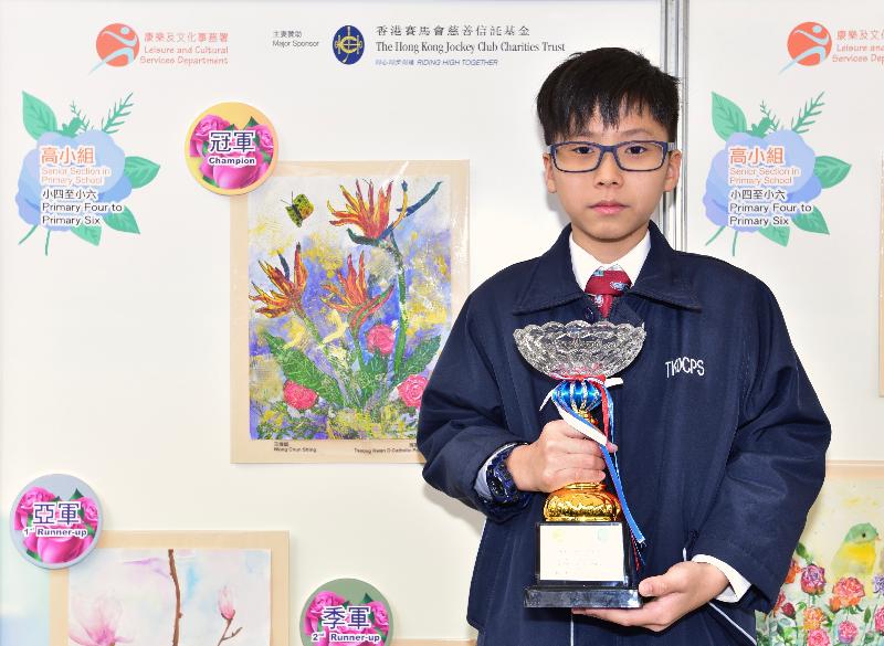 The annual spectacular Hong Kong Flower Show at Victoria Park will close at 9pm tomorrow (March 19). The Jockey Club Student Drawing Competition that was held last week had its prize presentation ceremony today (March 18) and winning entries are now on display at the showground. Photo shows the champion of the Senior Section in Primary School, Wong Chun-shing, and his winning entry.