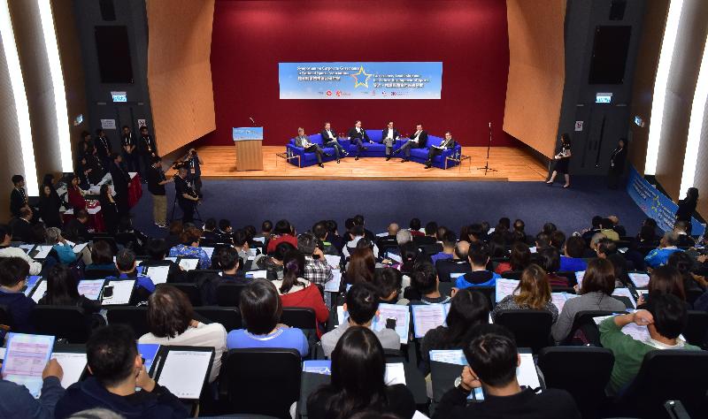 The Home Affairs Bureau and Leisure and Cultural Services Department today (March 18) held the "Symposium on Corporate Governance in National Sports Associations - Governance, Leadership and the Future Development of Sports" at the Hong Kong Sports Institute. Over 200 representatives from 63 national sports associations and related organisations attended the Symposium.