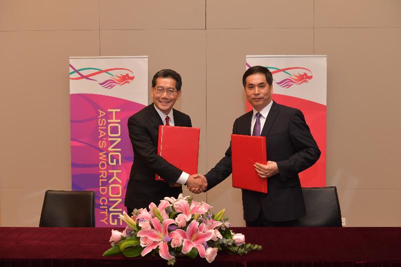 The Secretary for Commerce and Economic Development, Mr Gregory So (left), and the Vice Minister of the State Administration for Industry and Commerce, Mr Liu Junchen, today (March 21) signed a co-operative agreement to foster stronger ties between the two sides on a wide range of economic issues.
