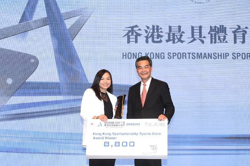 The Chief Executive, Mr C Y Leung, this evening (March 21) attended the Samsung 2016 Hong Kong Sports Stars Awards Presentation Ceremony. Photo shows Mr Leung (right) presenting the Hong Kong Sportsmanship Sports Stars Award to Sarah Lee (left).