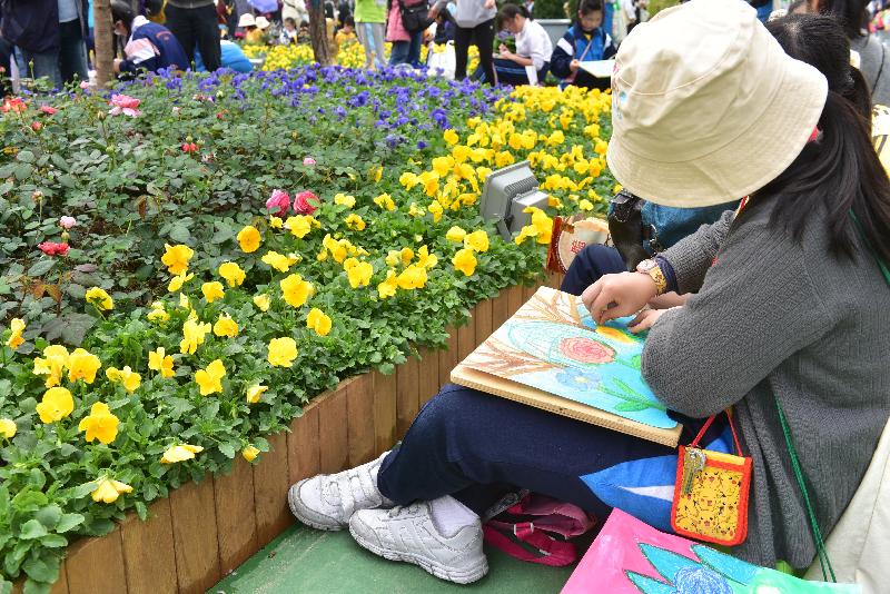 The Leisure and Cultural Services Department will hold Storm the Park Day - Flower Viewing and Sketching@Lai Chi Kok Park in Sham Shui Po District on April 9 (Sunday). People are welcome to join on the spot free of charge. Participants can take part in the painting workshops and enjoy the fun of sketching or colouring at designated areas in the park with the guidance of drawing instructors.