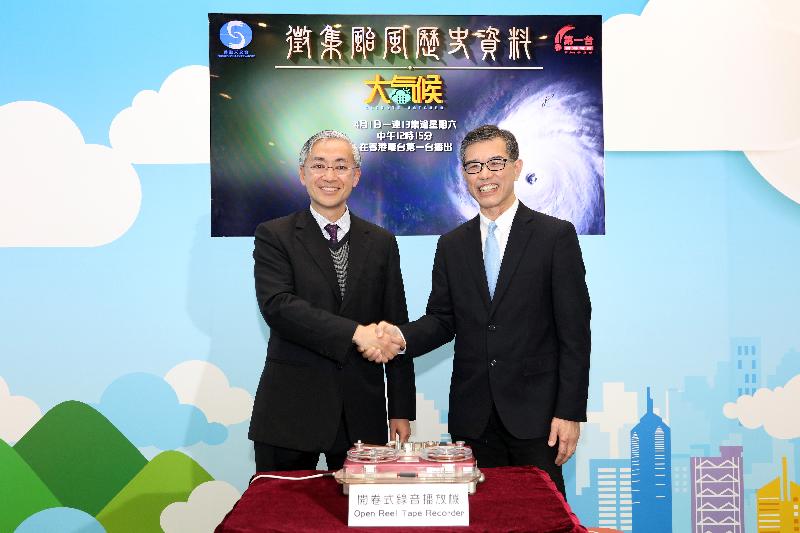 The Director of the Hong Kong Observatory, Mr Shun Chi-ming (left), and the Acting Deputy Director of Broadcasting (Programmes), Mr Chan Yiu-wah, today (March 23) officiate at the launch ceremony of "Joint collection campaign of historical typhoon information" and the Radio Television Hong Kong Radio 1 programme "Climate Watcher" during the press briefing on World Meteorological Day.