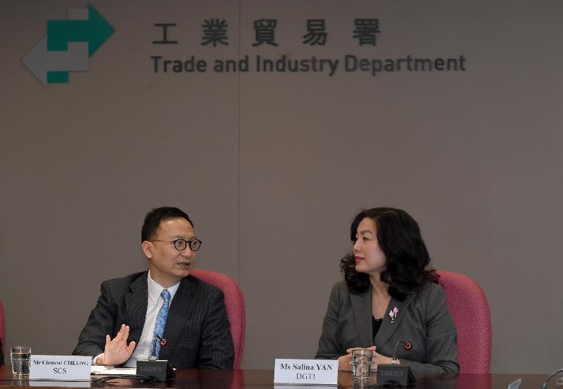The Secretary for the Civil Service, Mr Clement Cheung, visited the Trade and Industry Department today (March 24). Photo shows Mr Cheung  (left) meeting with the Director-General of Trade and Industry, Ms Salina Yan, to better understand the work of the department.