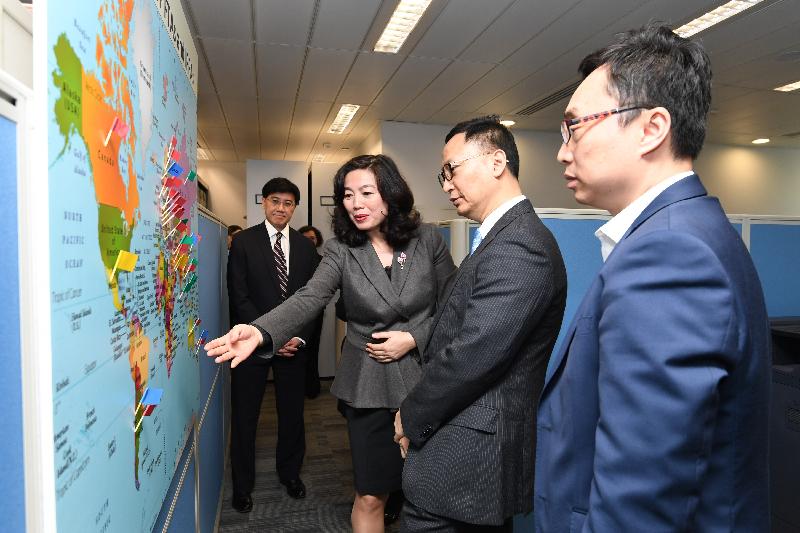 The Secretary for the Civil Service, Mr Clement Cheung (second right), tours the Europe Division of the Trade and Industry Department today (March 24) to get an update on the free trade agreements and investment agreements between Hong Kong and other places.
