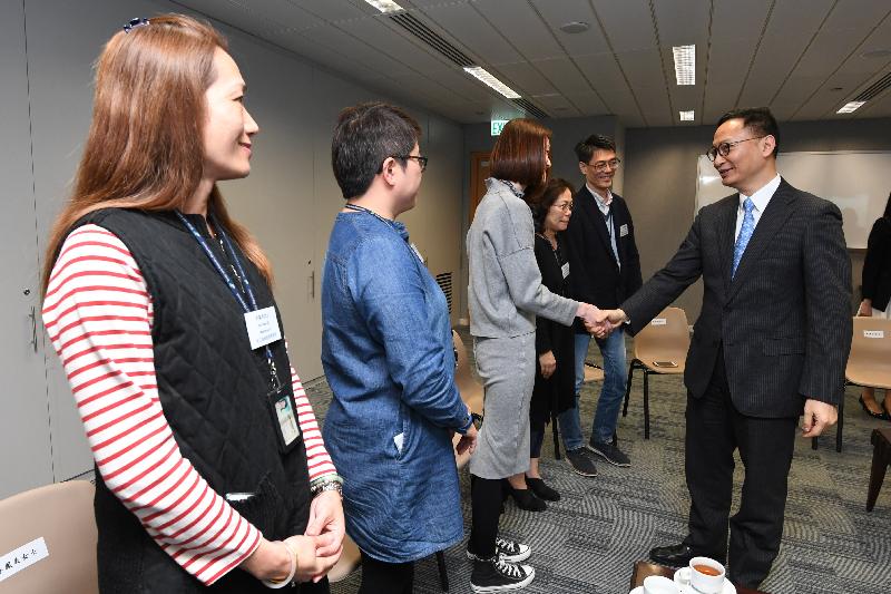 At a tea gathering with the Trade and Industry Department staff representatives of various grades today (March 24), the Secretary for the Civil Service, Mr Clement Cheung (right), encourages them to continue to facilitate and support the development of trade and industry.