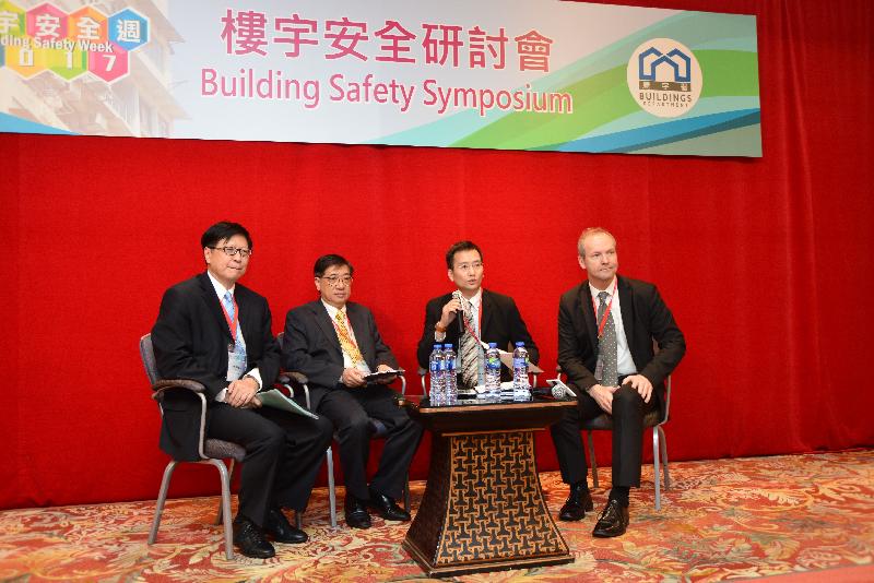 Some 500 participants, including building professionals, members of the building management sector, government officials and academics, attended the Building Safety Symposium 2017 today (March 24) to exchange views on building safety issues. The symposium aimed to establish a platform for the industry to discuss building safety-related issues.