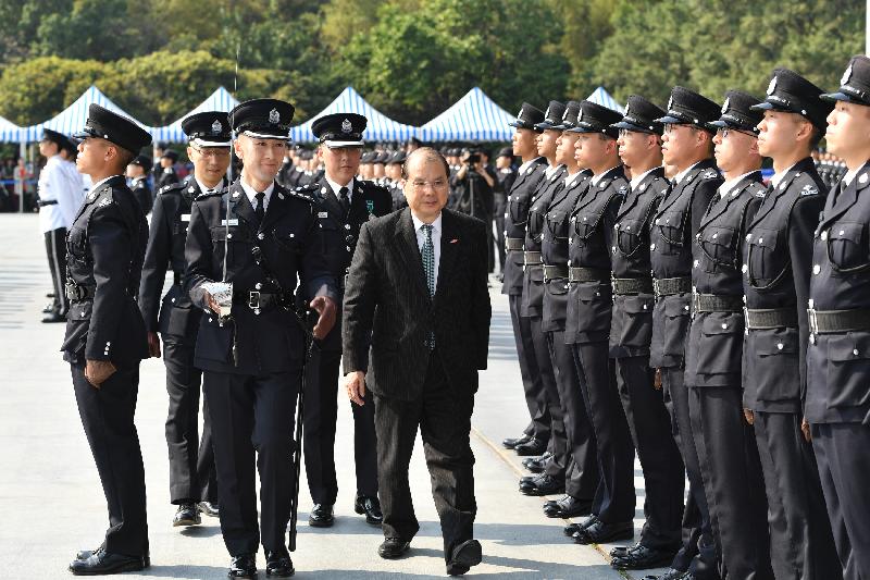 政务司司长张建宗（中）今日（三月二十四日）在入境事务处学员结业会操上检阅学员。
