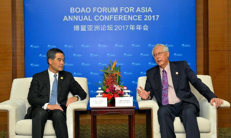 行政長官梁振英（左）今日（三月二十五日）在海南出席博鰲亞洲論壇2017年年會期間，與新加坡榮譽國務資政吳作棟會面。