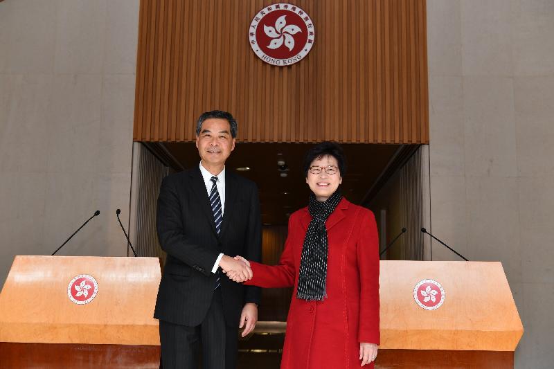 行政长官梁振英（左）今早（三月二十七日）在行政长官办公室与候任行政长官林郑月娥（右）会面后会见传媒。