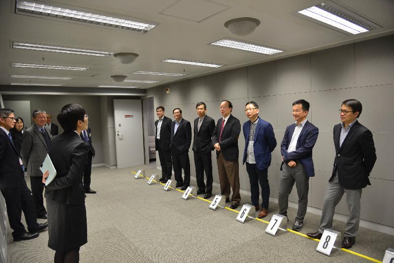 Legislative Council Members (from right) Mr Chan Hak-kan, Mr Chan Chi-chuen, Mr Wilson Or, Mr Ma Fung-kwok, Mr Ip Kin-yuen, Mr Poon Siu-ping and Mr Chung Kwok-pan today (March 27) visit facilities such as the Identification Parade Suite to learn more about the Independent Commission Against Corruption's investigative work.