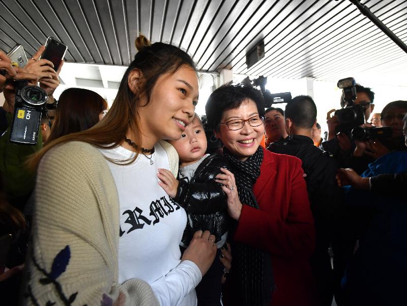 The Chief Executive-elect, Mrs Carrie Lam (right), meets members of the public in Central, Sha Tin, Tsuen Wan, Kwun Tong and Hung Hom this afternoon (March 27). Photo shows Mrs Lam taking a photo with members of the public in Tsuen Wan.