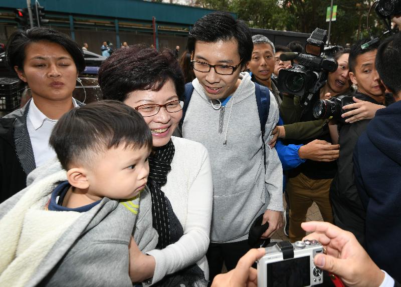 The Chief Executive-elect, Mrs Carrie Lam (second left), meets members of the public in Central, Sha Tin, Tsuen Wan, Kwun Tong and Hung Hom this afternoon (March 27). Photo shows Mrs Lam taking a photo with members of the public in Kwun Tong.