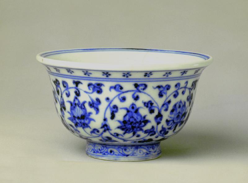The Leisure and Cultural Services Department will hold a talk entitled "The Stories behind the Collections" on April 15 (Saturday). Photo shows a press-hand cup with design of interlocking lotuses in blue and white from the Yongle Reign, Ming Dynasty.