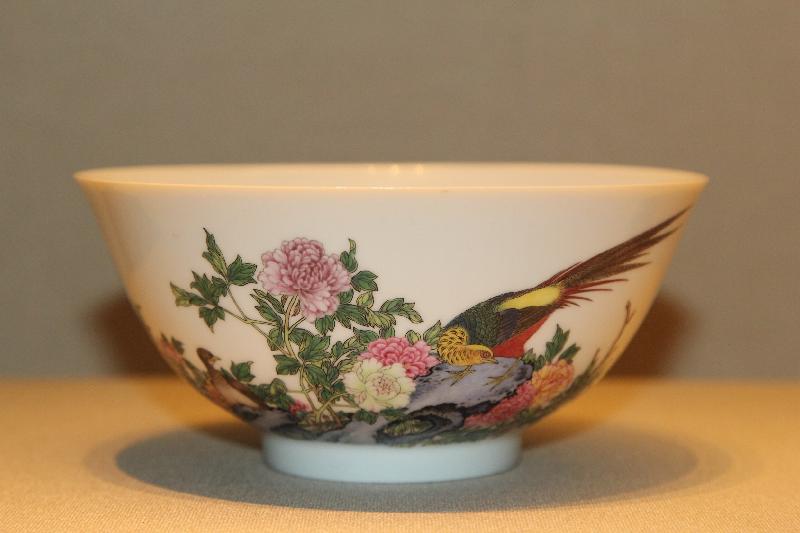 The Leisure and Cultural Services Department will hold a talk entitled "The Stories behind the Collections" on April 15 (Saturday). Photo shows a bowl with an enamel decoration of chicken and peony flowers from the Yongzheng Reign, Qing Dynasty.