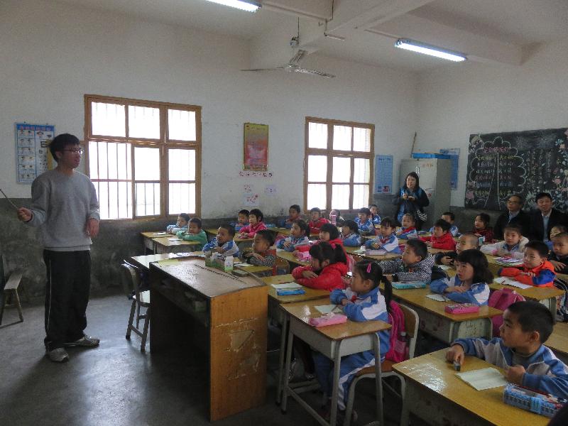 The Secretary for Home Affairs, Mr Lau Kong-wah, visited Meizhou from yesterday (March 27) to today (March 28) to meet with the delegates of the Service Corps programme providing voluntary teaching assistance there. Photo shows Mr Lau (back row, second right) observing classes taught by the delegates at Meinan Town Centre Primary School today.