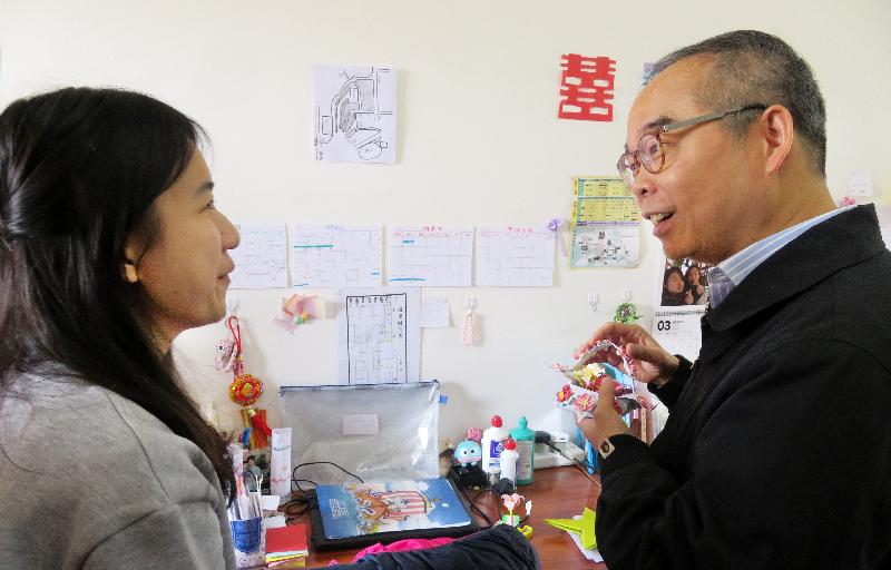 The Secretary for Home Affairs, Mr Lau Kong-wah, visited Meizhou from yesterday (March 27) to today (March 28) to meet with the delegates of the Service Corps programme providing voluntary teaching assistance there. Photo shows Mr Lau (right) today visiting the delegates' dormitory in Bingcun Town Centre Primary School and appreciating the handicrafts given to the delegates by local pupils.