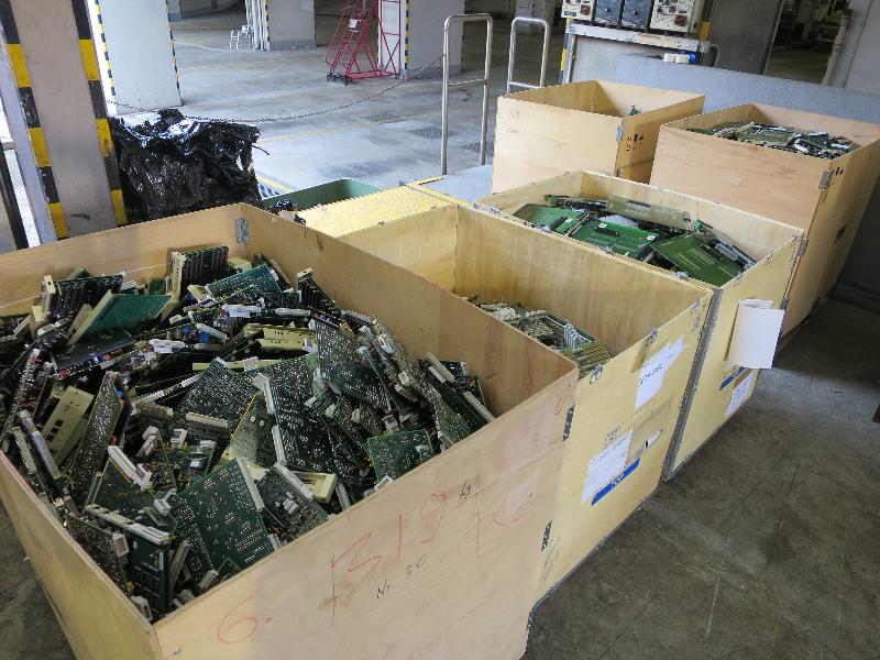 The Environmental Protection Department and the Customs and Excise Department intercepted two containers of illegally imported hazardous e-waste containing printed circuit boards in September 2016. Two traders were convicted today (March 28) for contravening the Waste Disposal Ordinance.
