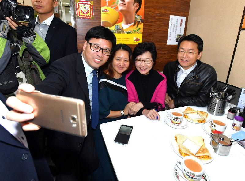 候任行政長官林鄭月娥（右二）今早（三月二十八日）前往樂富一所茶餐廳與市民見面及聽取他們的意見。