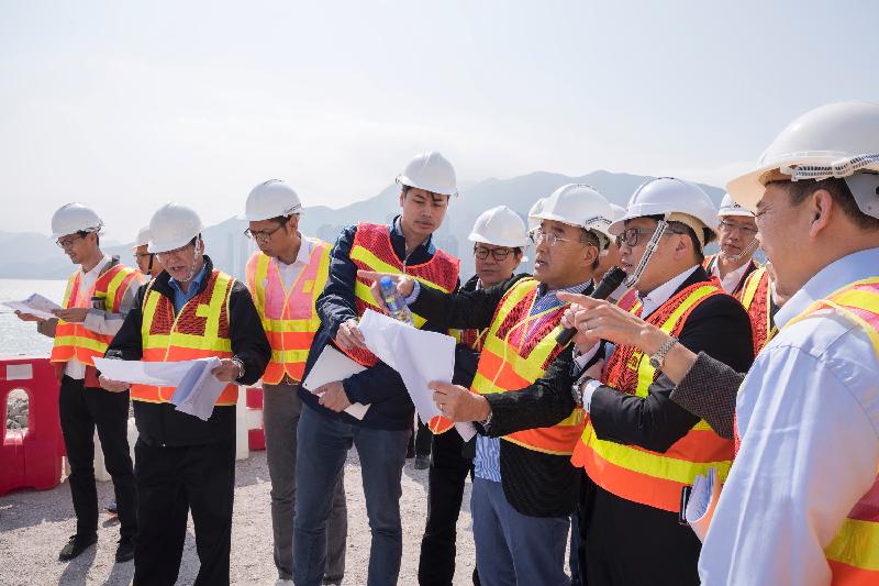 Members of the Legislative Council visit the seawall construction site of the Hong Kong Link Road of the Hong Kong-Zhuhai-Macao Bridge today (March 28) and are briefed on the area of reclamation works by a representative of the Highways Department.