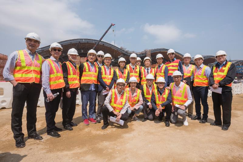 Members of the Legislative Council (LegCo) observed the construction of the Passenger Clearance Building of the Hong Kong Boundary Crossing Facilities of the Hong Kong-Zhuhai-Macao Bridge today (March 28) and were pictured in front of the Passenger Clearance Building. Photo shows LegCo members (front row, from left) Mr Chu Hoi-dick, Ms Tanya Chan,  Dr  Lo Wai-kwok, Mr Chan Hak-kan, Mr Luk Chung-hung, (back row, from left) Mr Chung Kwok-pan, Mr Kenneth Lau, Mr Yiu Si-wing, Mr Michael Tien, Dr Cheng Chung-tai, Mr Chan Chi-chuen, Ms Claudia Mo, Mr Chan Han-pan, Dr Junius Ho, Dr Kwok Ka-ki, Mr Chan Chun-ying, Mr Steven Ho, Mr Ma Fung-kwok, Mr Wu Chi-wai and Mr Poon Siu-ping.
