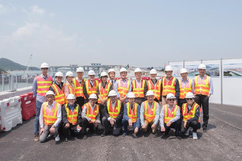 Members of the Legislative Council (LegCo) visited the viaduct deck of the Hong Kong Link Road of the Hong Kong-Zhuhai-Macao Bridge today (March 28) to better understand the works progress. Photo shows LegCo members (front row, from left) Mr Luk Chung-hung; Mr Poon Siu-ping; Mr Chu Hoi-dick; Dr Lo Wai-kwok; Mr Chan Chun-ying; Mr Ma Fung-kwok; Mr Kenneth Lau; Dr Cheng Chung-tai; (back row, from left) Mr Steven Ho; Mr Chan Hak-kan; Ms Tanya Chan; Mr Chan Han-pan; Mr Albert Lee, Project Manager, Hong Kong-Zhuhai-Macao Bridge, Hong Kong Project Management Office of the Highways Department; Ms Claudia Mo; Dr Kwok Ka-ki; Mr Michael Tien; Mr Chan Chi-chuen; Mr Yiu Si-wing; Dr Junius Ho Kwan-yiu; Mr Wu Chi-wai; and Mr Chung Kwok-pan.


