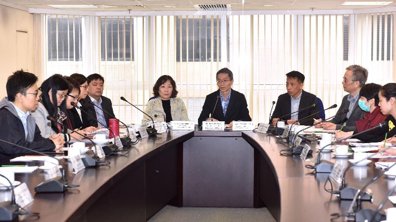 The Controller of the Centre for Health Protection of the Department of Health, Dr Wong Ka-hing (fifth right), today (March 30) chairs a meeting of the Interdepartmental Coordinating Committee on Mosquito-borne Diseases to review territory-wide mosquito control actions before the rainy season.


