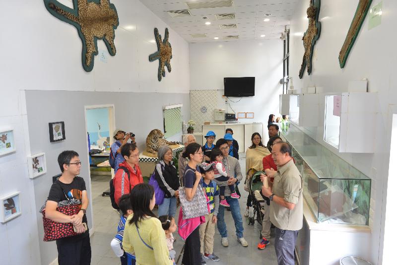 香港動植物公園於四月一日及二日一連兩日舉辦「動物護理聚談」活動，市民可以近距離觀賞不同的靈長類動物和雀鳥。圖示市民參觀園內的教育及展覽中心。