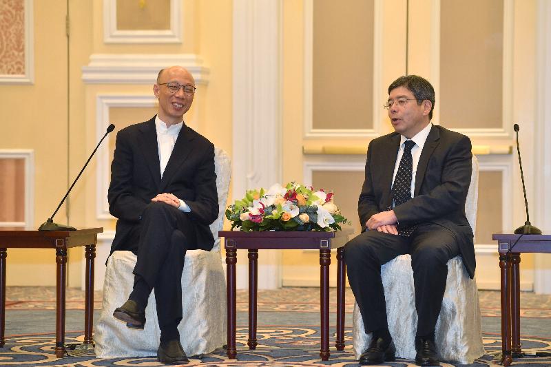 The Secretary for the Environment, Mr Wong Kam-sing (left), pays a courtesy call on the Secretary for Transport and Public Works of the Macau Special Administrative Region, Mr Raimundo Arrais do Rosário (right), in Macau today (March 30) and exchanges views on various environmental issues.