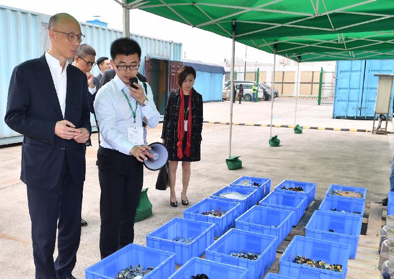 環境局局長黃錦星（左）今日（三月三十日）參觀澳門典型電子廢物處理示範設備，了解當地針對電子廢物的無害化處理及資源回收技術。
