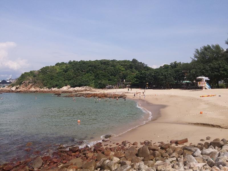 The 2016 report on beach water quality shows that all Hong Kong’s gazetted beaches fully met the bacteriological Water Quality Objective for the seventh consecutive year. Photo shows Hung Shing Yeh Beach in Islands District, the water quality of which was ranked "good". 