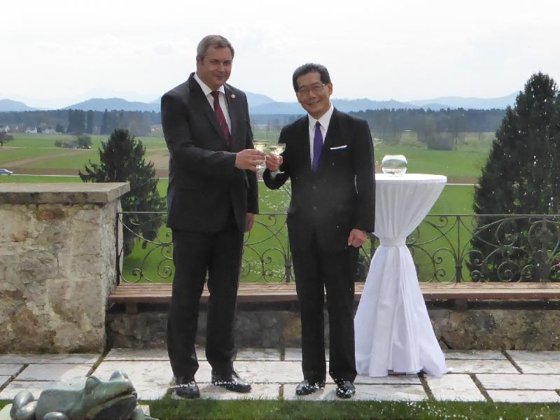 The Secretary for Commerce and Economic Development, Mr Gregory So (right), met with the Deputy Prime Minister and Minister of Agriculture, Forestry and Food of the Republic of Slovenia, Mr Dejan Židan, in Slovenia yesterday (April 2, Slovenia time).