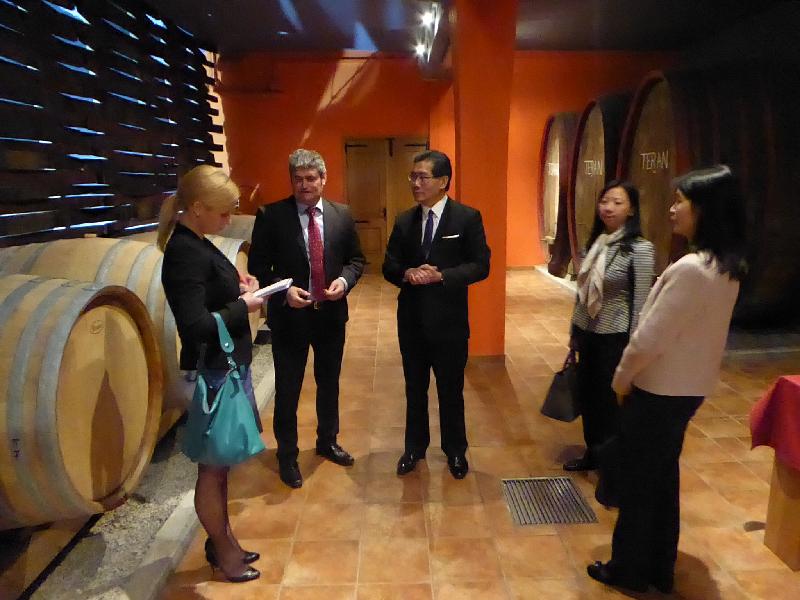 The Secretary for Commerce and Economic Development, Mr Gregory So (middle), visited a wine cellar in Slovenia to learn about its operation yesterday (April 2, Slovenia time).