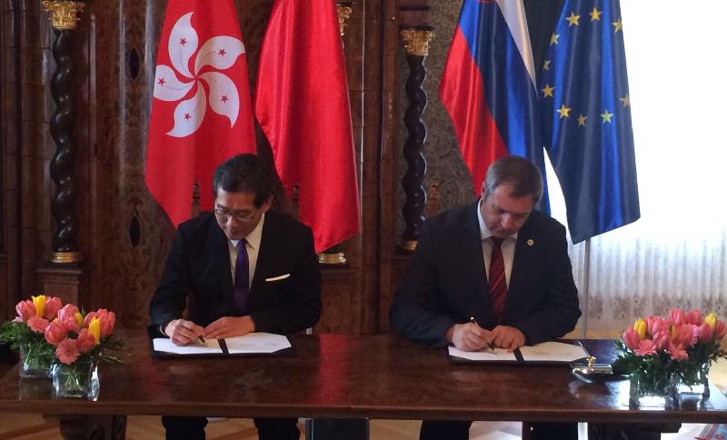 The Secretary for Commerce and Economic Development, Mr Gregory So (left),
signed a Memorandum of Understanding (MOU) on Co-operation in Wine-related Businesses between Hong Kong and Slovenia with the Deputy Prime Minister and Minister of Agriculture, Forestry and Food of the Republic of Slovenia, Mr Dejan Židan, in Slovenia yesterday (April 2, Slovenia time).