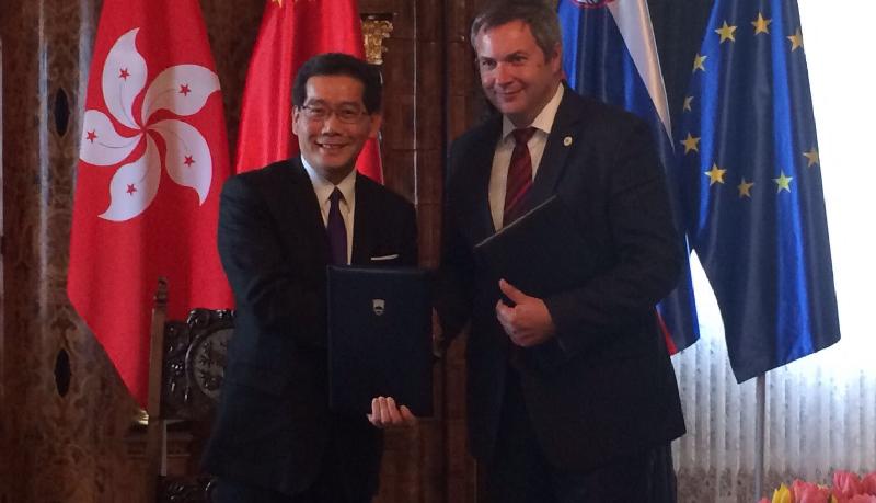 The Secretary for Commerce and Economic Development, Mr Gregory So (left),
signed a Memorandum of Understanding (MOU) on Co-operation in Wine-related Businesses between Hong Kong and Slovenia with the Deputy Prime Minister and Minister of Agriculture, Forestry and Food of the Republic of Slovenia, Mr Dejan Židan, in Slovenia yesterday (April 2, Slovenia time).