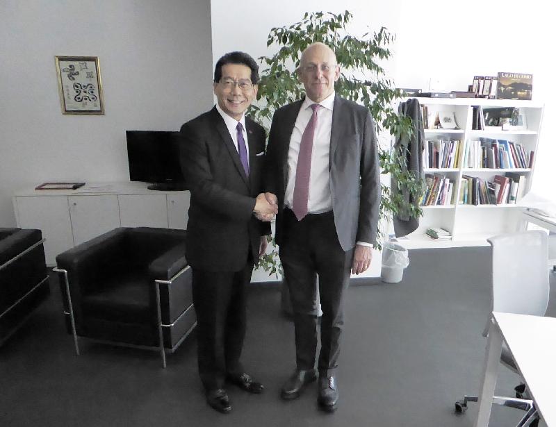 商务及经济发展局局长苏锦梁（左）昨日（米兰时间四月四日）在米兰与伦巴第地区经济发展部部长Mauro Parolini会面，向他介绍香港为意大利企业提供的商机。
