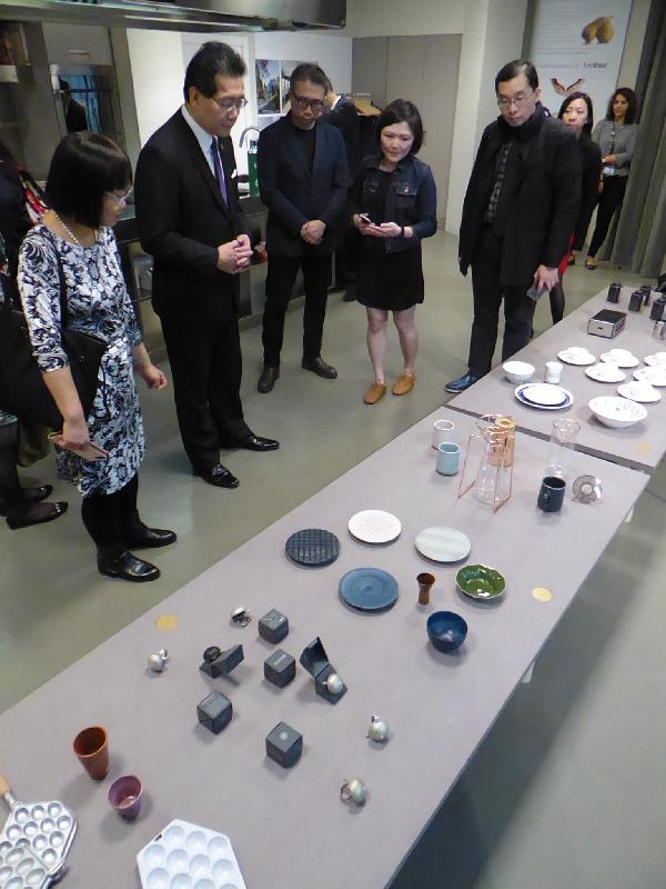 The Secretary for Commerce and Economic Development, Mr Gregory So, yesterday (April 4, Milan time) officiated at the opening ceremony of the "Confluence‧20+ Creative Ecologies of Hong Kong" exhibition at the Milan Design Week 2017. Mr So (second left) visited Eataly Milan Smeraldo, a food complex in Milan, in the morning.