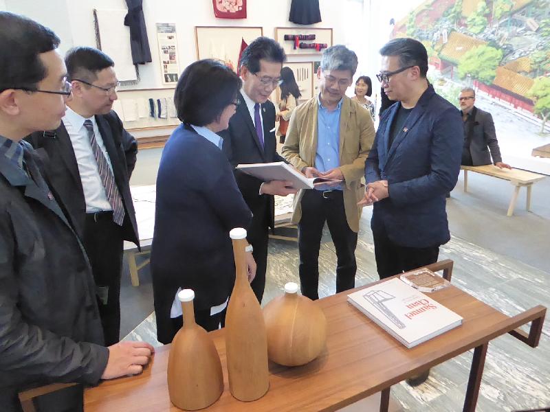 The Secretary for Commerce and Economic Development, Mr Gregory So (third right), yesterday (April 4, Milan time) toured the "Confluence‧20+ Creative Ecologies of Hong Kong" exhibition at the Milan Design Week 2017 and looked at the art pieces presented by the design talent in Hong Kong.