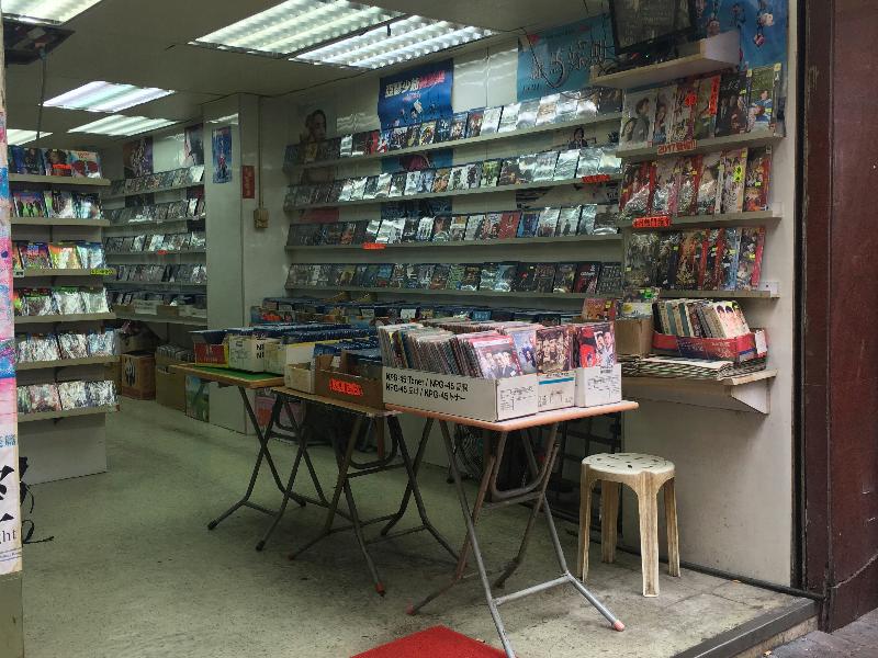 香港海关今日（四月六日）在全港各区采取反盗版行动，打击售卖盗版光碟店铺，检获约十四万五千只怀疑盗版光碟，估计市值约二百九十万元。