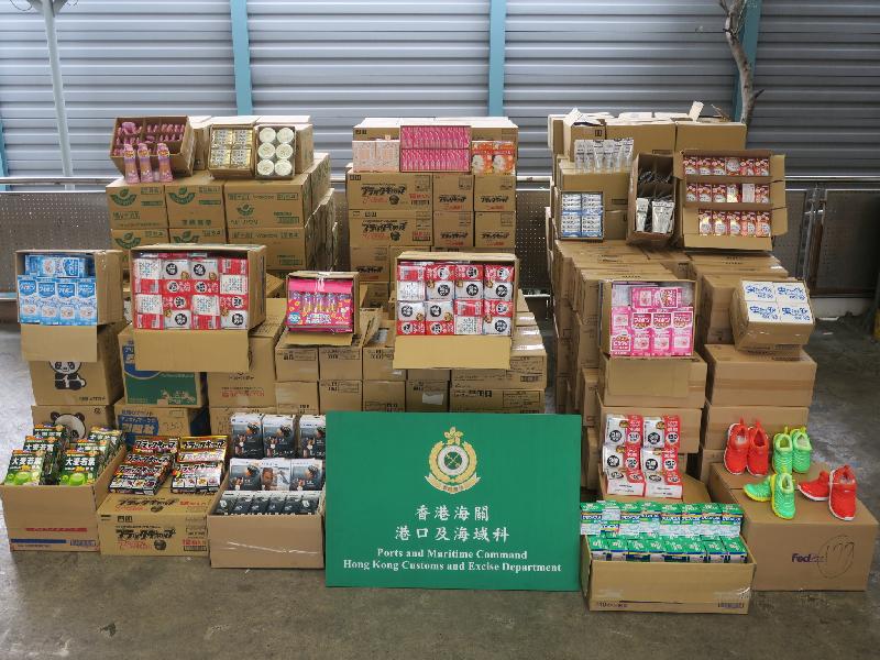 香港海关昨日（四月六日）在葵涌海关大楼验货场一个货柜内检获七百二十箱未列于舱单的杂货，估计市值约一百八十万元。