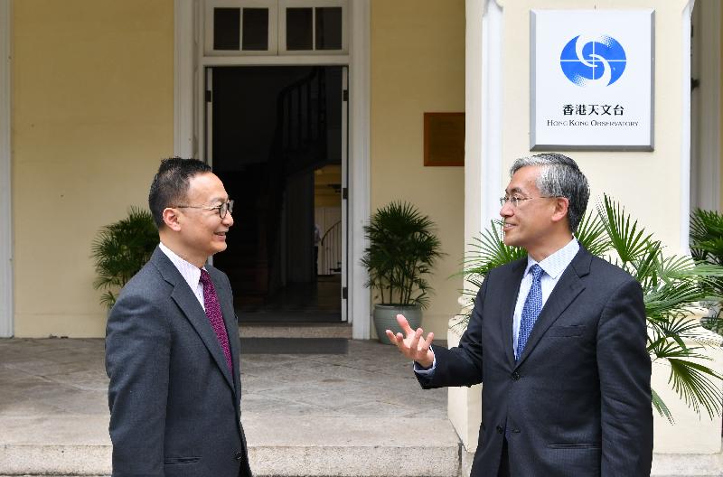 The Secretary for the Civil Service, Mr Clement Cheung (left), visited the Hong Kong Observatory today (April 7). He first met with the Director of the Hong Kong Observatory, Mr Shun Chi-ming (right), to better understand the work of the department.