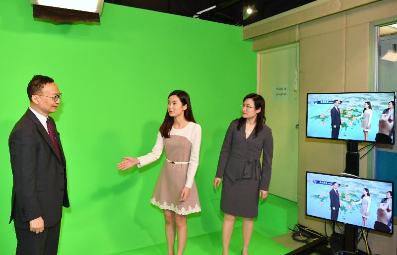While touring the TV Studio of the Hong Kong Observatory today (April 7), the Secretary for the Civil Service, Mr Clement Cheung (left), speaks with Scientific Officers to better understand their daily work
