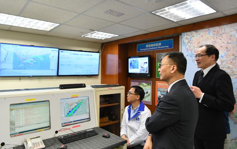 While touring the Monitoring and Assessment Centre of the Hong Kong Observatory (HKO) today (April 7), the Secretary for the Civil Service, Mr Clement Cheung (centre), is briefed by HKO colleagues on environmental radiation monitoring activities in Hong Kong.