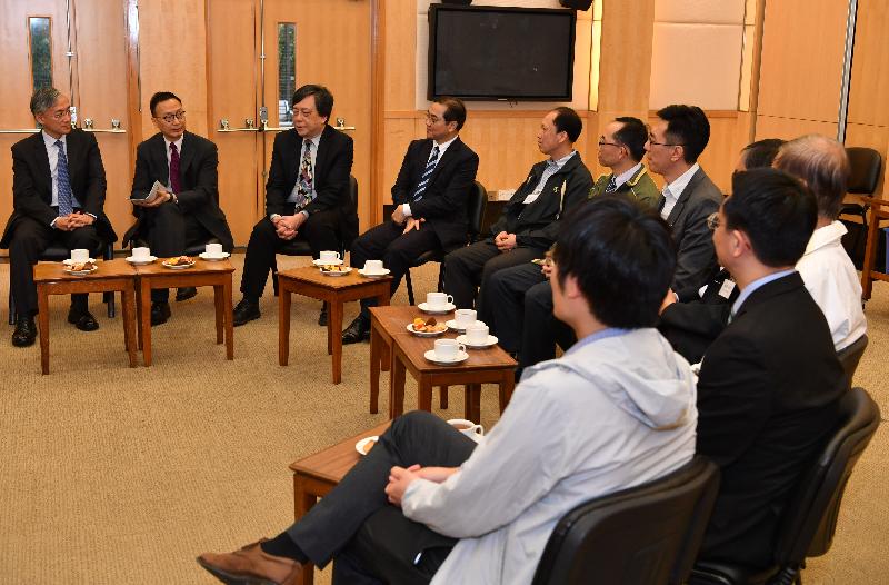 At a tea gathering with Hong Kong Observatory staff representatives of various grades today (April 7), the Secretary for the Civil Service, Mr Clement Cheung (second left), encouraged them to continue to strive for excellence and to further enhance the services they provide.