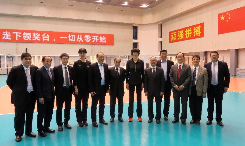 民政事務局局長劉江華（右五）、體育専員楊德強（左三）及香港體育界代表今日（四月七日）在北京參觀國家體育總局訓練局，並與國家女子排球隊主教練朗平（右六）及團隊合照。
