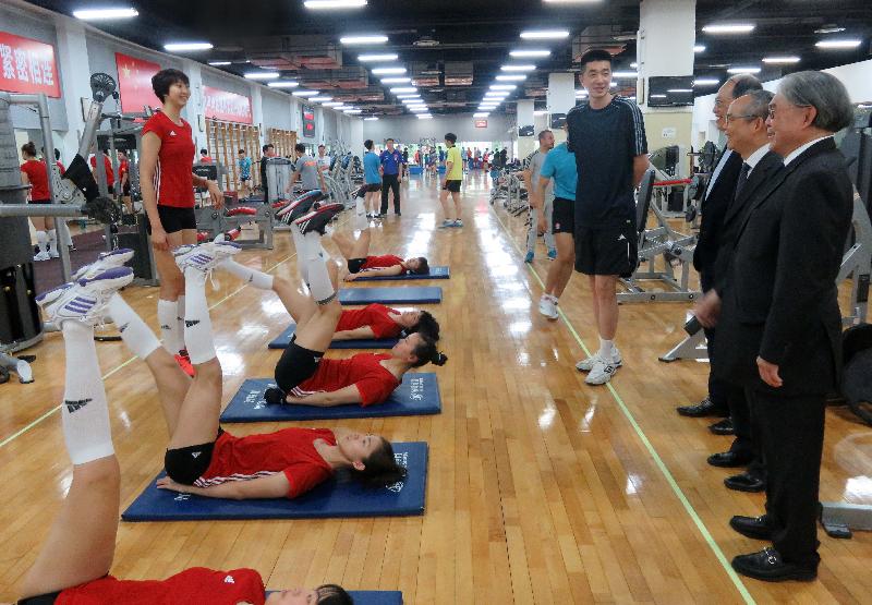 The Secretary for Home Affairs, Mr Lau Kong-wah (second right) and the delegation today (April 7) visited the Training Centre of the General Administration of Sport of China. Photo shows members of the national women's volleyball team doing fitness training.