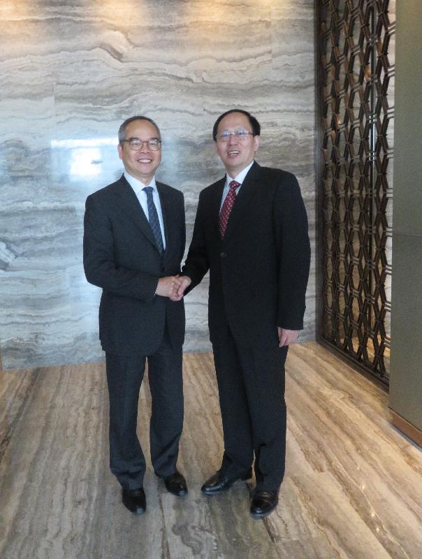 The Secretary for Home Affairs, Mr Lau Kong-wah (left), today (April 7) meets with the Director of the General Administration of Sport of China, Mr Gou Zhongwen, in Beijing, to discuss the direction of co-operation on sports development. 